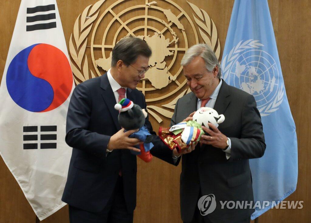 文在寅向古特雷斯赠送平昌冬奥会吉祥物