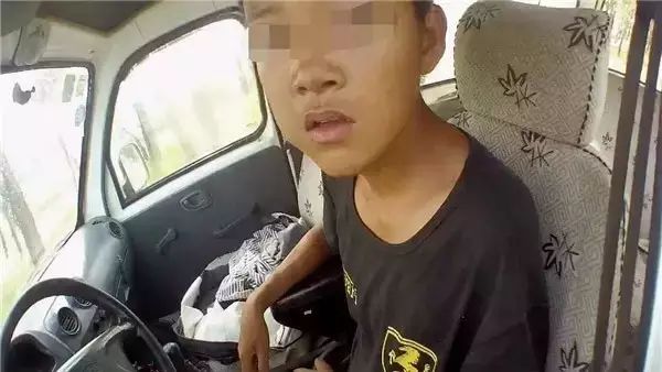 内蒙古一男子与交警飙车还无证驾驶!逼停后交