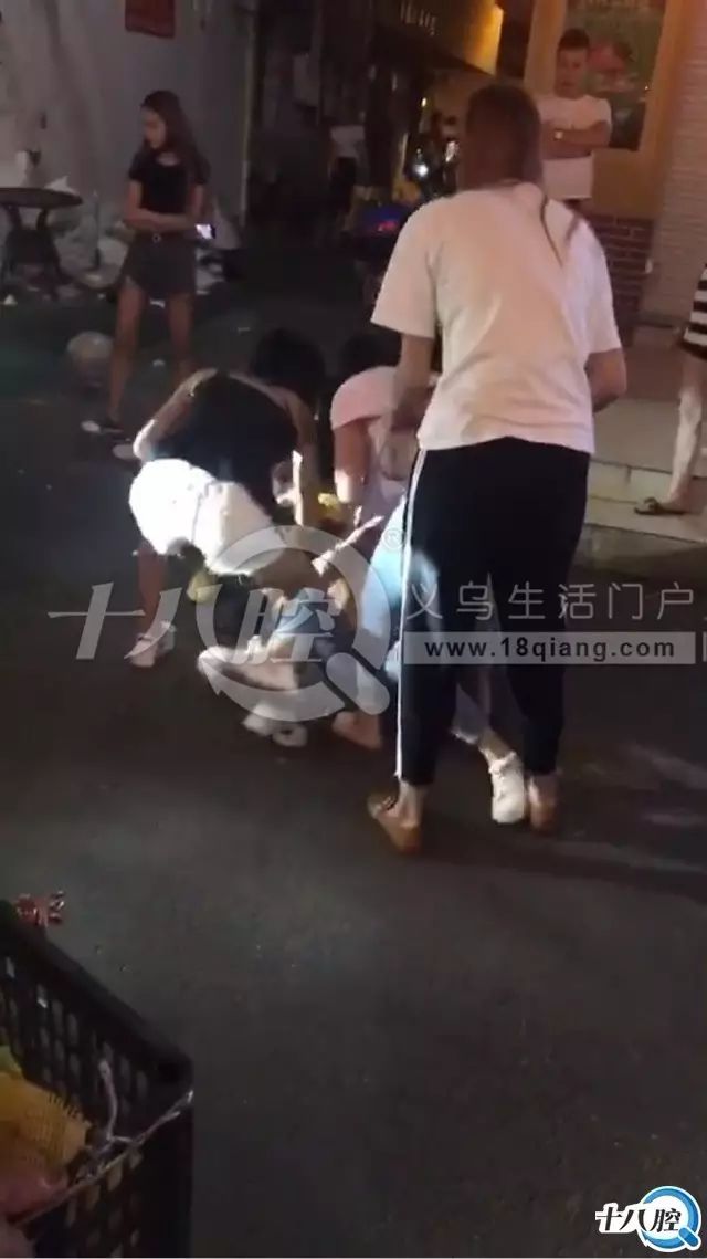 凌晨3点义驾山一名女子被多人围殴，衣服都被扒光！