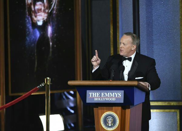 艾美奖颁奖礼特朗普遭群嘲 前发言人斯派塞“一马当先”