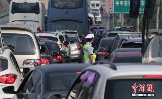 资料图:交警正积极进行疏导车辆。宜交 摄