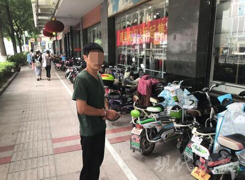 卖副业偷电瓶 这位小哥被警察给盯上了|丹阳|嫌