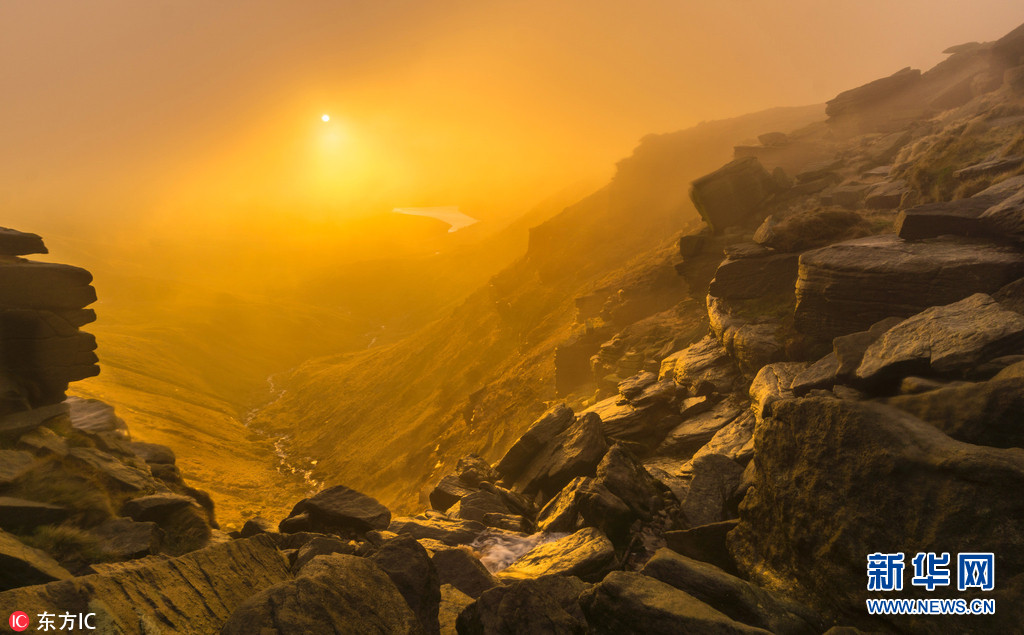 摄影师实拍英国峰区国家公园风光 云雾缭绕美