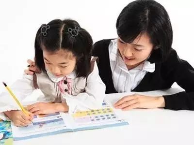 这所小学叫停家长签字!检查孩子作业到底是谁