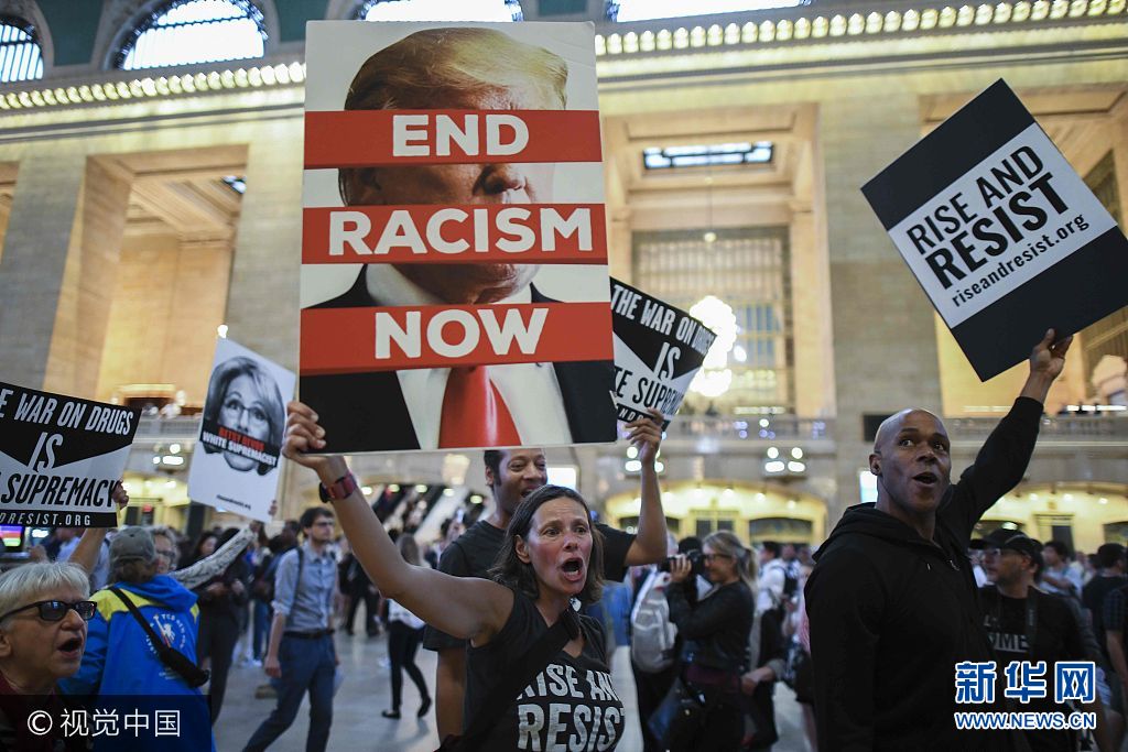 纽约民众举行反白人种族主义集会 抗议总统特