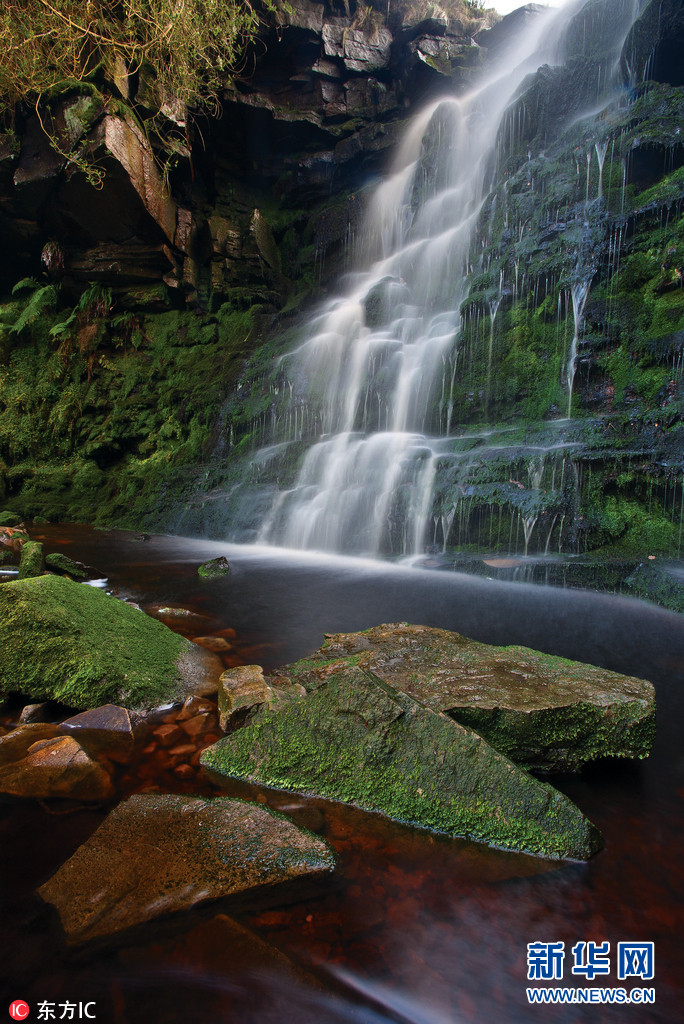 摄影师实拍英国峰区国家公园风光 云雾缭绕美