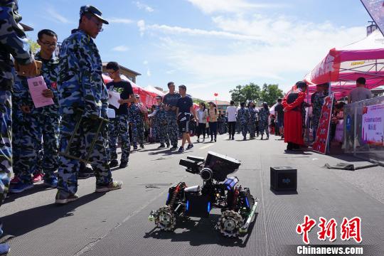 山西省大学社团大聚会 学生制作机器人积极创