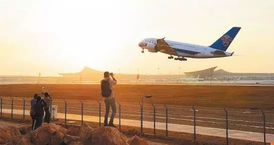 扫码过安检,黑科技找车位… 在昆明机场“打飞的”也能逼格满满|黑科技|火车站|枢纽_新浪新闻