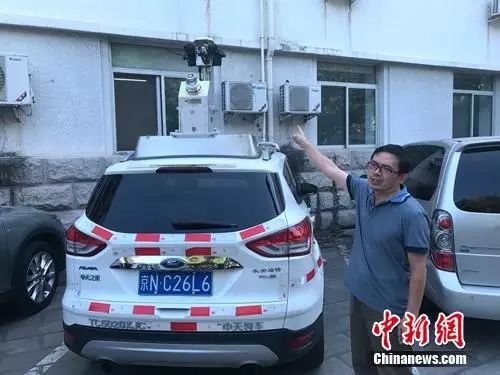 事情职员先容SSW车载激光建模丈量系统。中新网 吴涛 摄