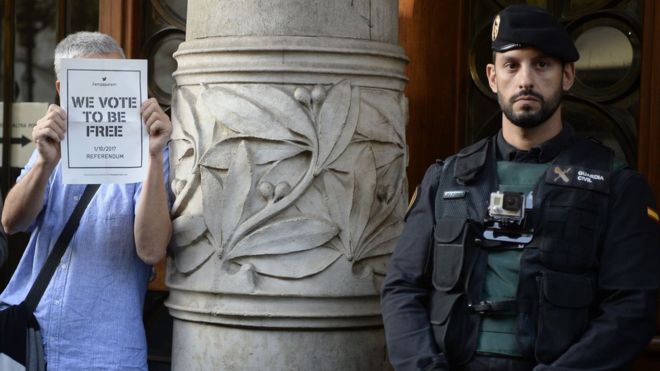  警方对位于巴塞罗那市中心的加泰罗尼亚经济部进行搜查，引发抗议。（图片来源：BBC）