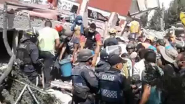墨西哥地震｜一学校教学楼倒塌：25名师生遇难，数十人失踪