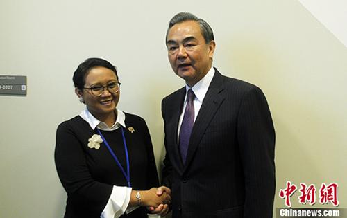当地时间9月19日,中外洋交部长王毅在纽约出席团结国大会时代会见印度尼西亚外长蕾特诺。 中新社记者 马德林 摄