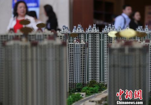 图为4月19日，市民在南京一家楼盘的售楼处内咨询。 中新社记者 泱波 摄