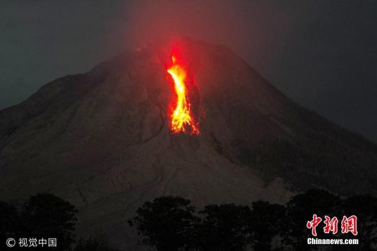 资料图片:印尼一火山喷发,火光冲天,点亮星空。图片泉源:视觉中国
