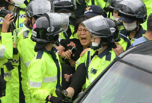 资料图片：9月7日，在韩国庆尚北道星州郡，韩国民众在“萨德”部署地附近与警方发生冲突。新华社记者 姚琪琳 摄
