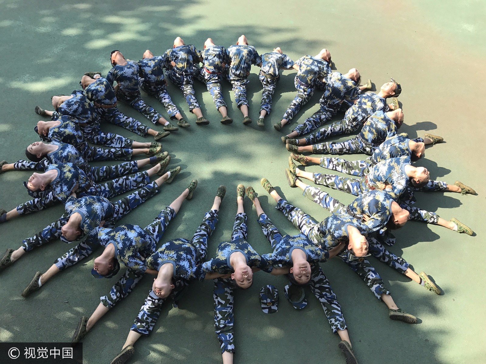 新生军训终于结束了 今年的你晒黑了吗|新生|军训|太阳_新浪新闻