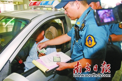 出租司机-出租车司机车内抽烟被罚图片 119816 400x266