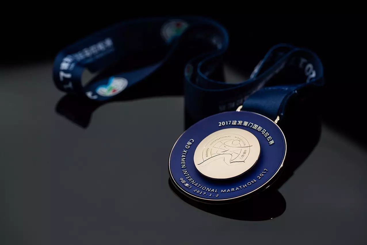 闪瞎了!2018厦门马拉松奖牌竟然是这样…金砖