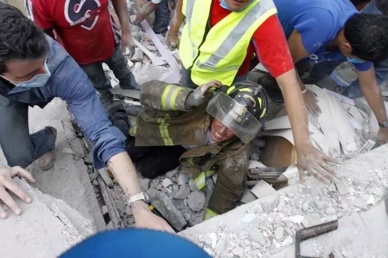 点开,感受天灾前人性最柔软和最坚强的力量|墨