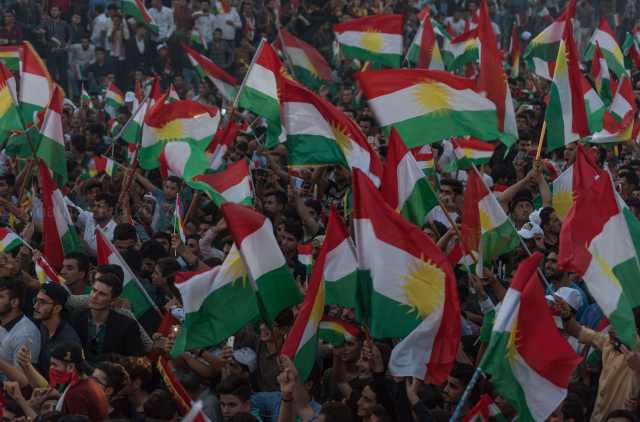 9月18日，埃尔比勒，库尔德人挥舞（库区）旗帜参加集会。（新华/西帕）