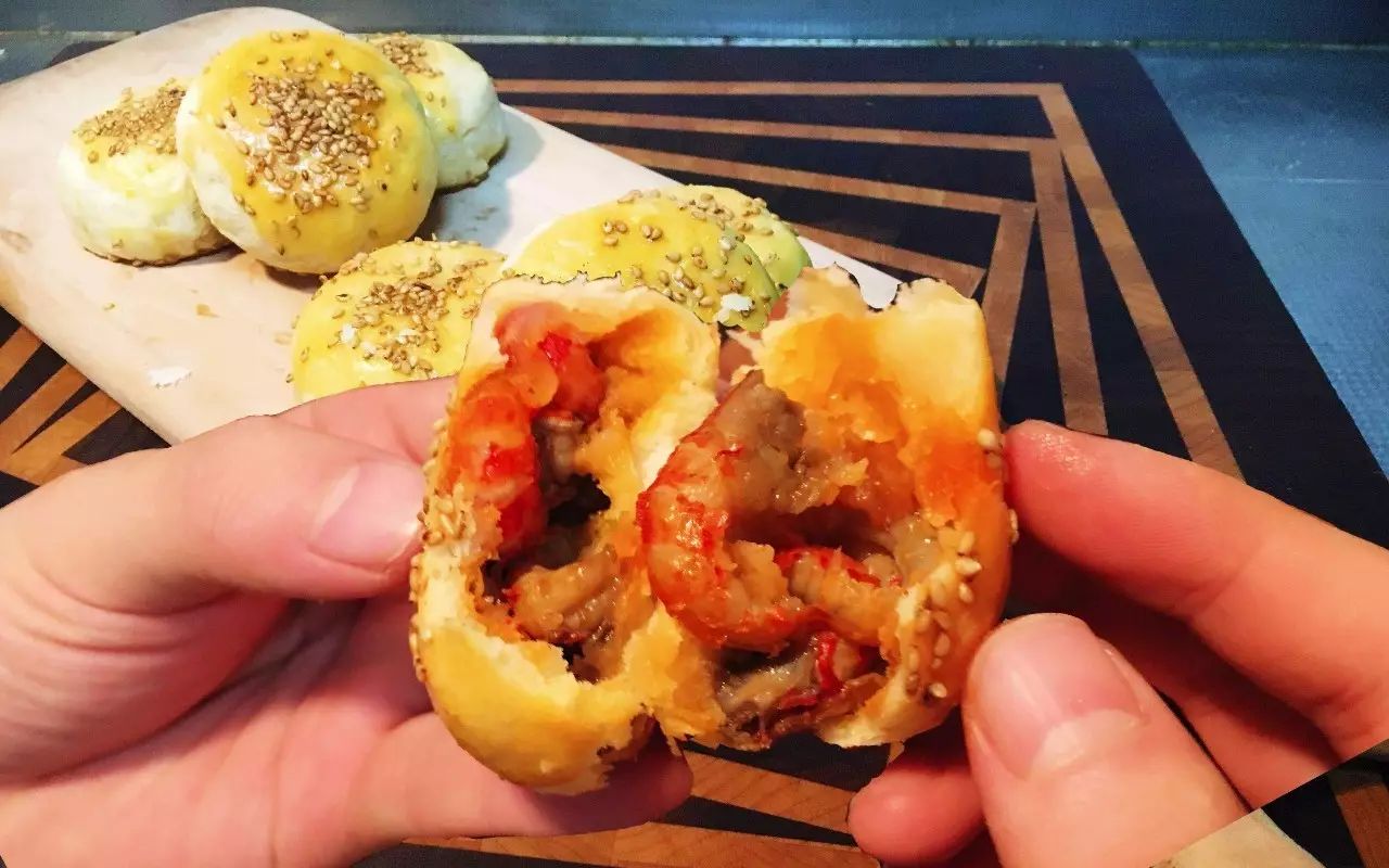 月饼界泥石流又出新!自贡出了个冷吃兔月饼,至