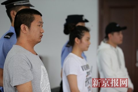 被告人路某、李某、张某在法庭上受审。新京报记者 王贵彬 摄