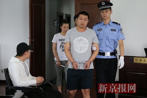 三名被告人被带进法庭。新京报记者 王贵彬 摄