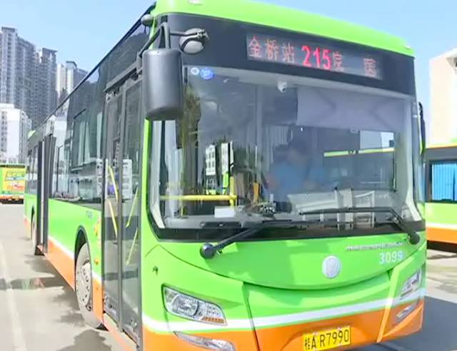 正能量!南宁一公车上乘客突然犯病,公交车变"救护车"……|南宁|公交车|大姐_新浪新闻