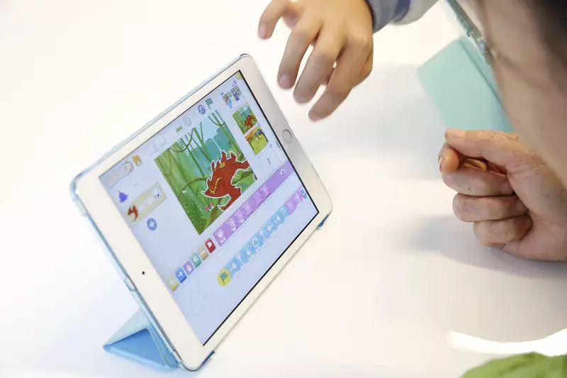 深圳小学生一年级就开始学编程了!还有高尔夫