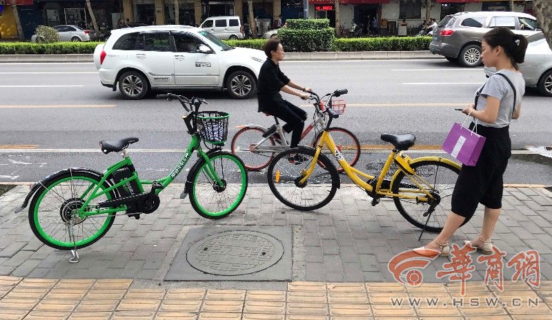 共享经济再添花样 西安街头现共享电动自行车