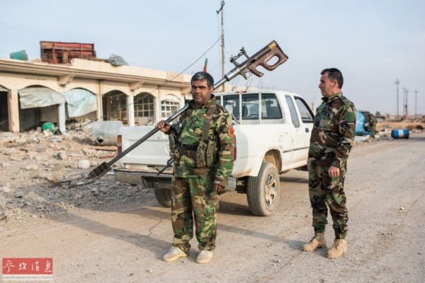 资料图：伊拉克反恐战场上的库尔德武装人员。