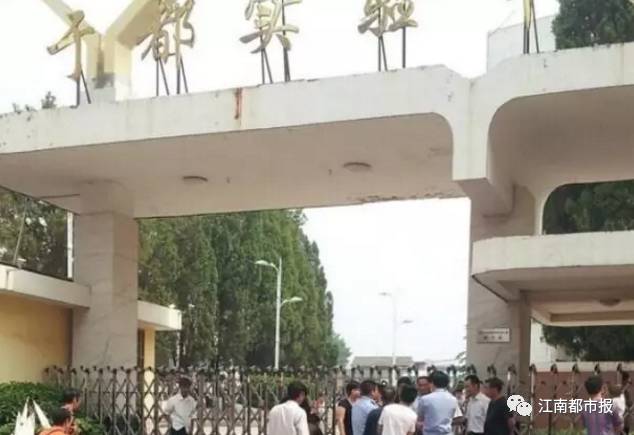 学生投诉学校补课收费遭劝退,班主任发微信请