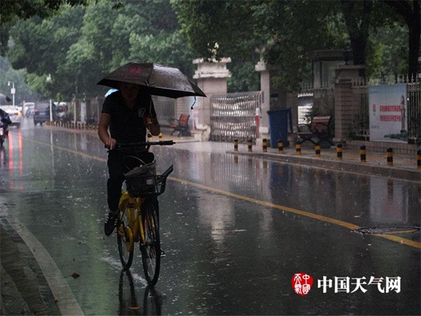 暴雨袭浙江上海 北方秋高气爽华南闷热