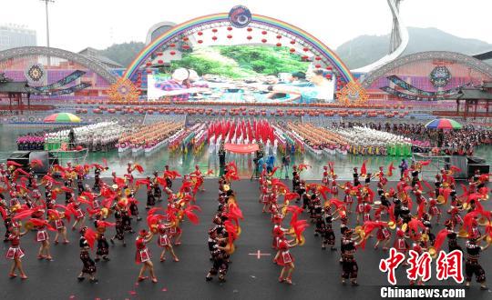 湖南湘西土家族苗族自治州举行建州60周年庆