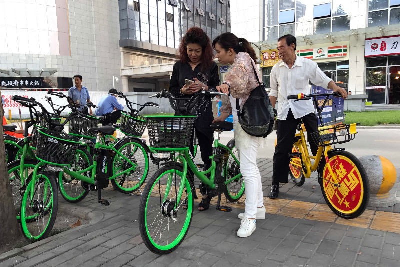 市民骑共享电单车无法还车 原路返回时又没电