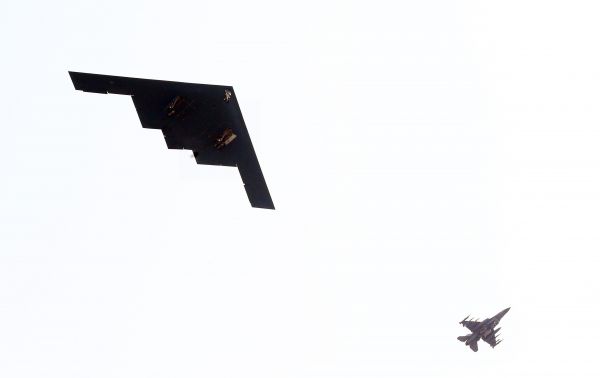 资料图片：美国B-2隐形战略轰炸机（左）。