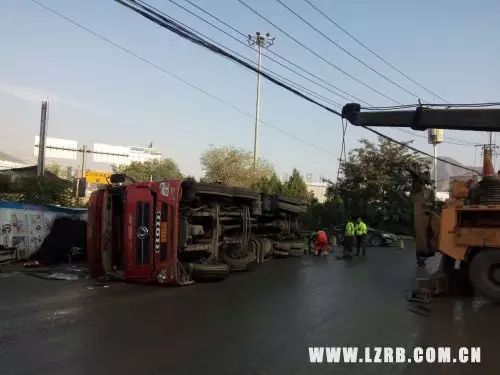 危险!大货车载40吨烟煤强行冲卡后侧翻|龙口|冲