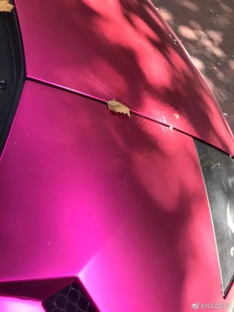 河南兰博基尼遭人踩踏,车主悬赏10万求线索!