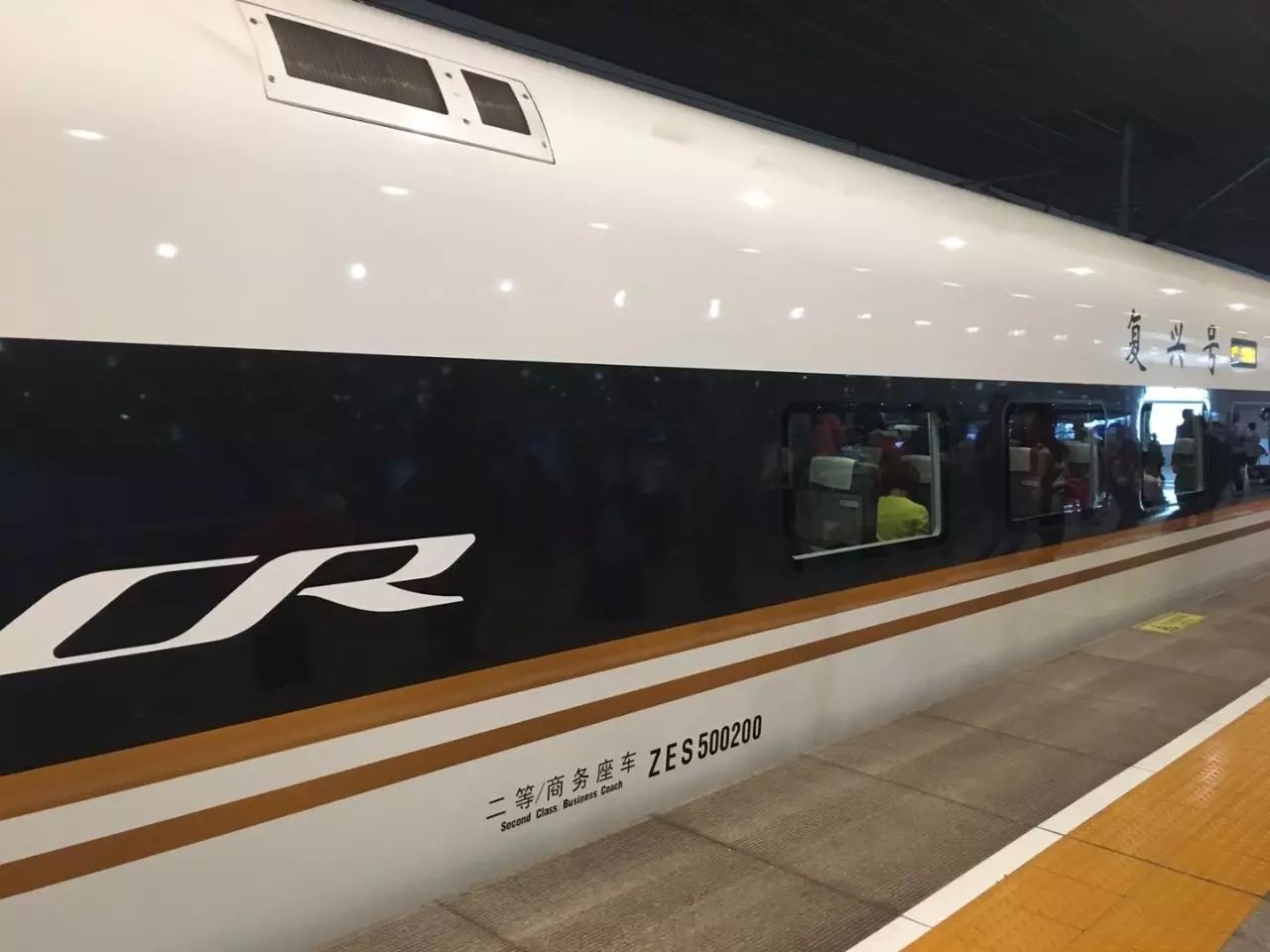 【现场】小布今早体验提速后的复兴号!最高