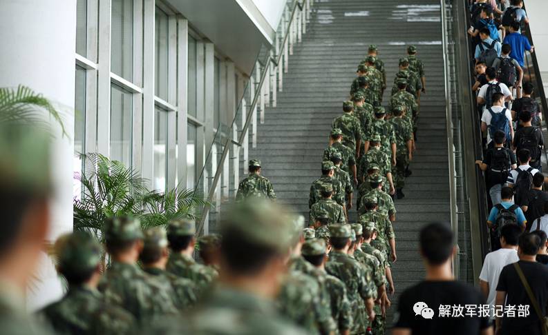 点赞!武警兵哥坐地上等高铁,排长队礼让旅客|高