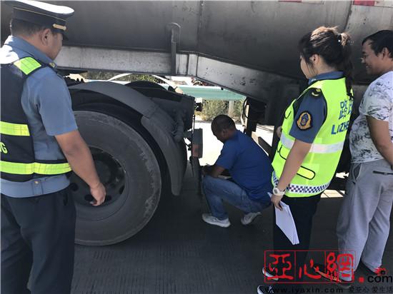 新疆和硕县路政海事局联合和硕运管局、交通局