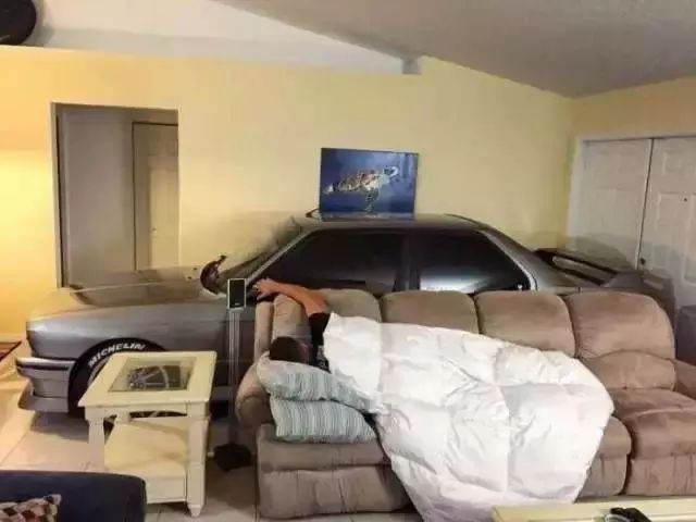 河南兰博基尼遭人踩踏,车主悬赏10万求线索!