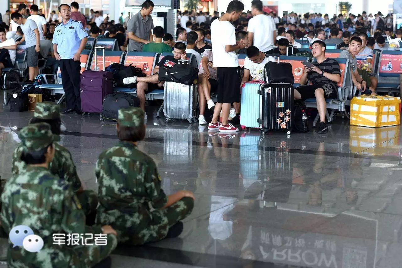 兵哥哥乘高铁不抢道,不抢座!军纪严明