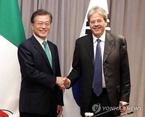 韩国总统文在寅(左)意大利总理真蒂洛尼(右)