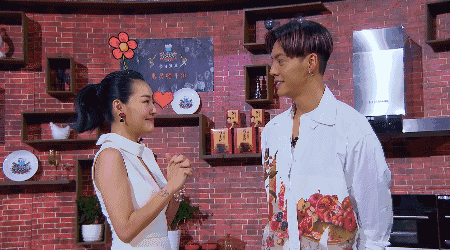 小s看陈伟霆的眼神,就是一副迷妹看到偶像的样子.