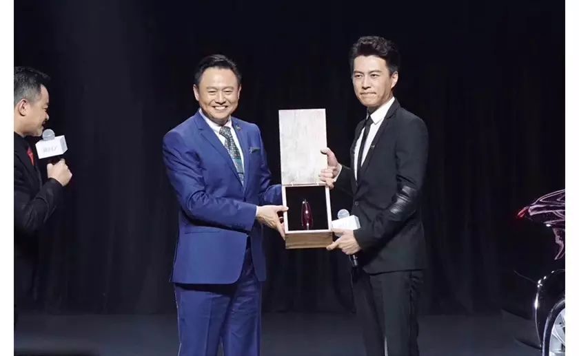 新车丨靳东、徐留平，新红旗H7的新搭档！