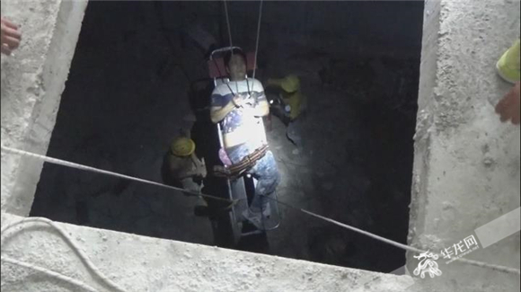 坠落建筑工地下水道 男子拨打工友电话获救|合