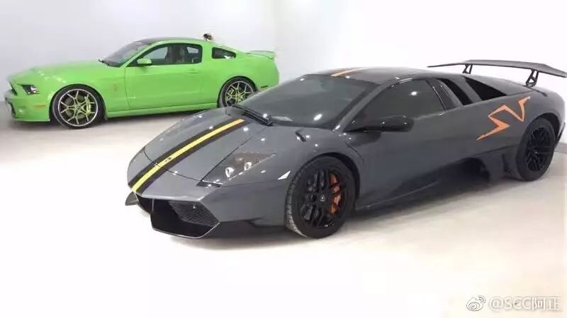 河南兰博基尼遭人踩踏,车主悬赏10万求线索!