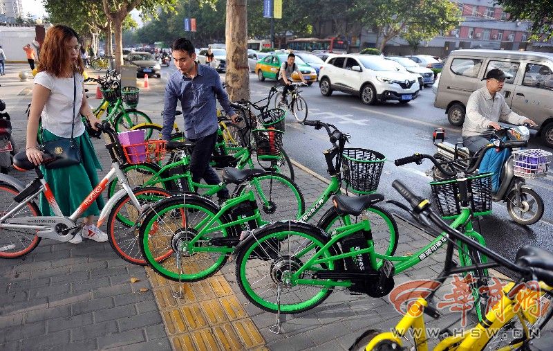 市民骑共享电单车无法还车 原路返回时又没电