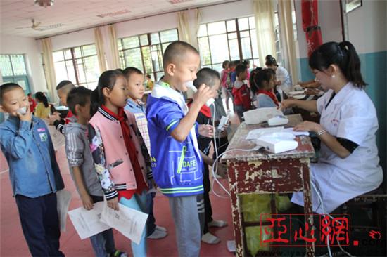 新疆沙湾县第二小学1600余名学生接受健康体
